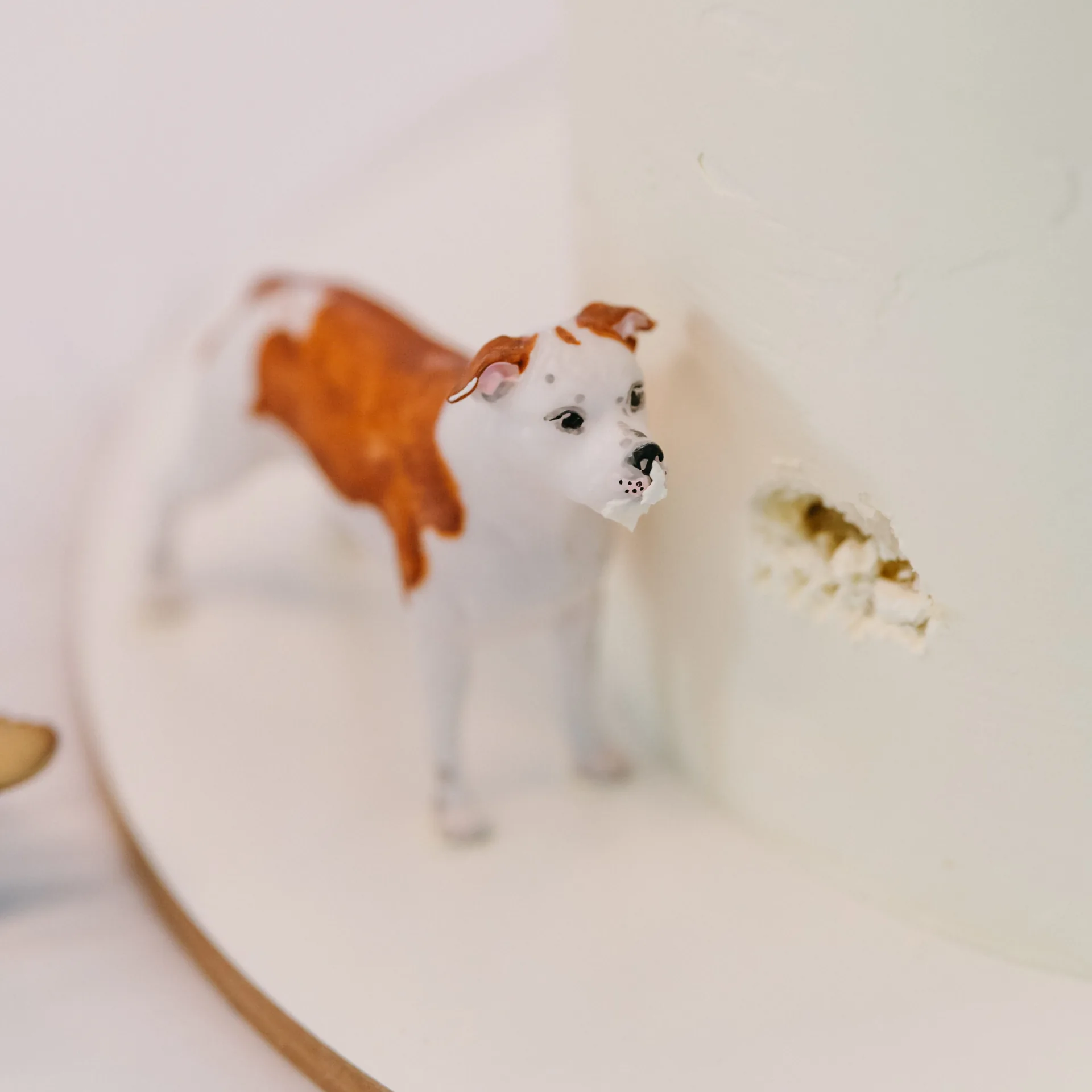 Ručně kolorované 3D tištěné figurky psů na podstavci