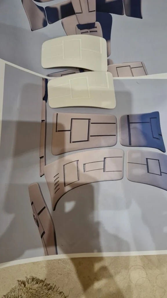 Detail tvarování jednotlivých částí kostýmu.