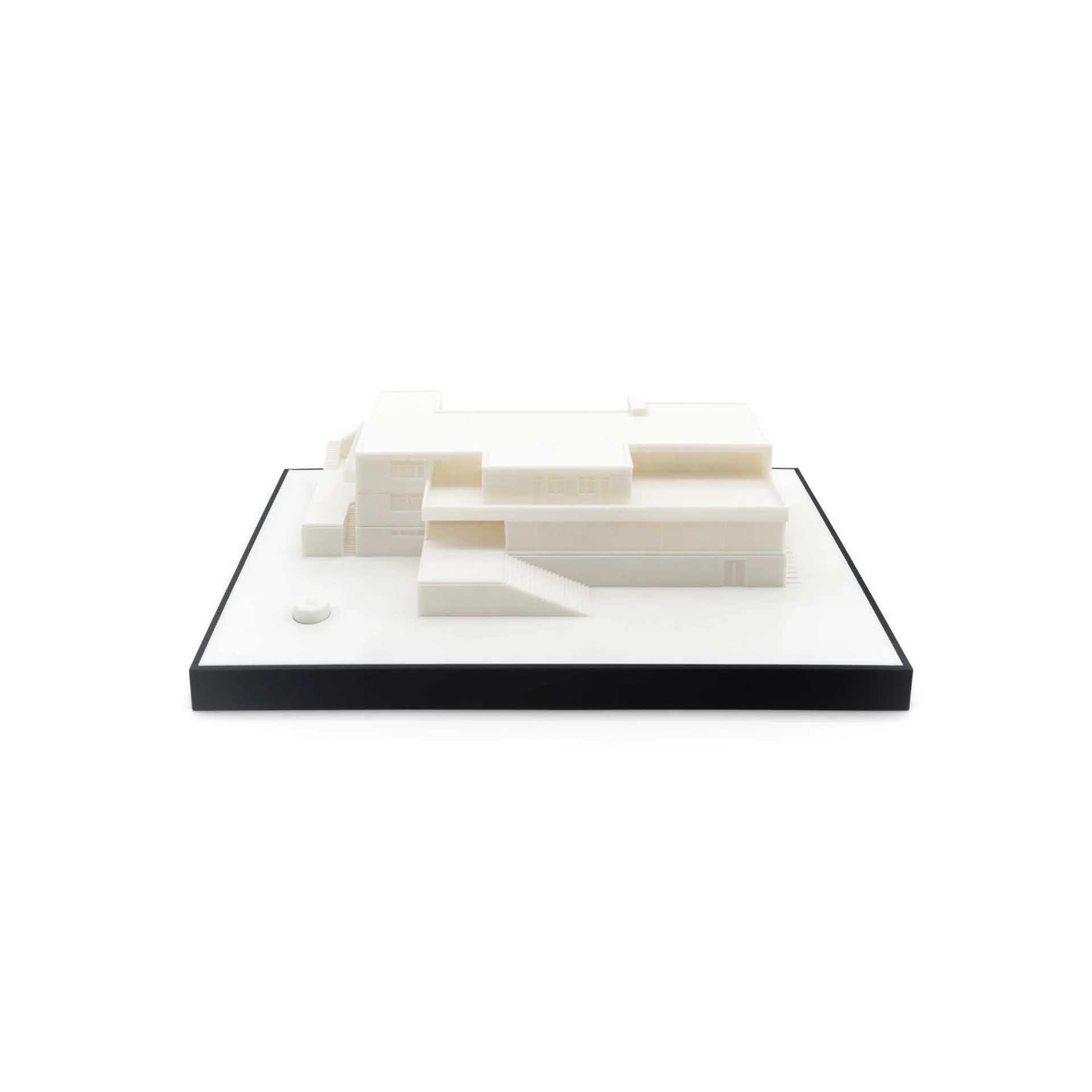Bílý 3D tištěný model vily Tugendhat na černě lemovaném podstavci
