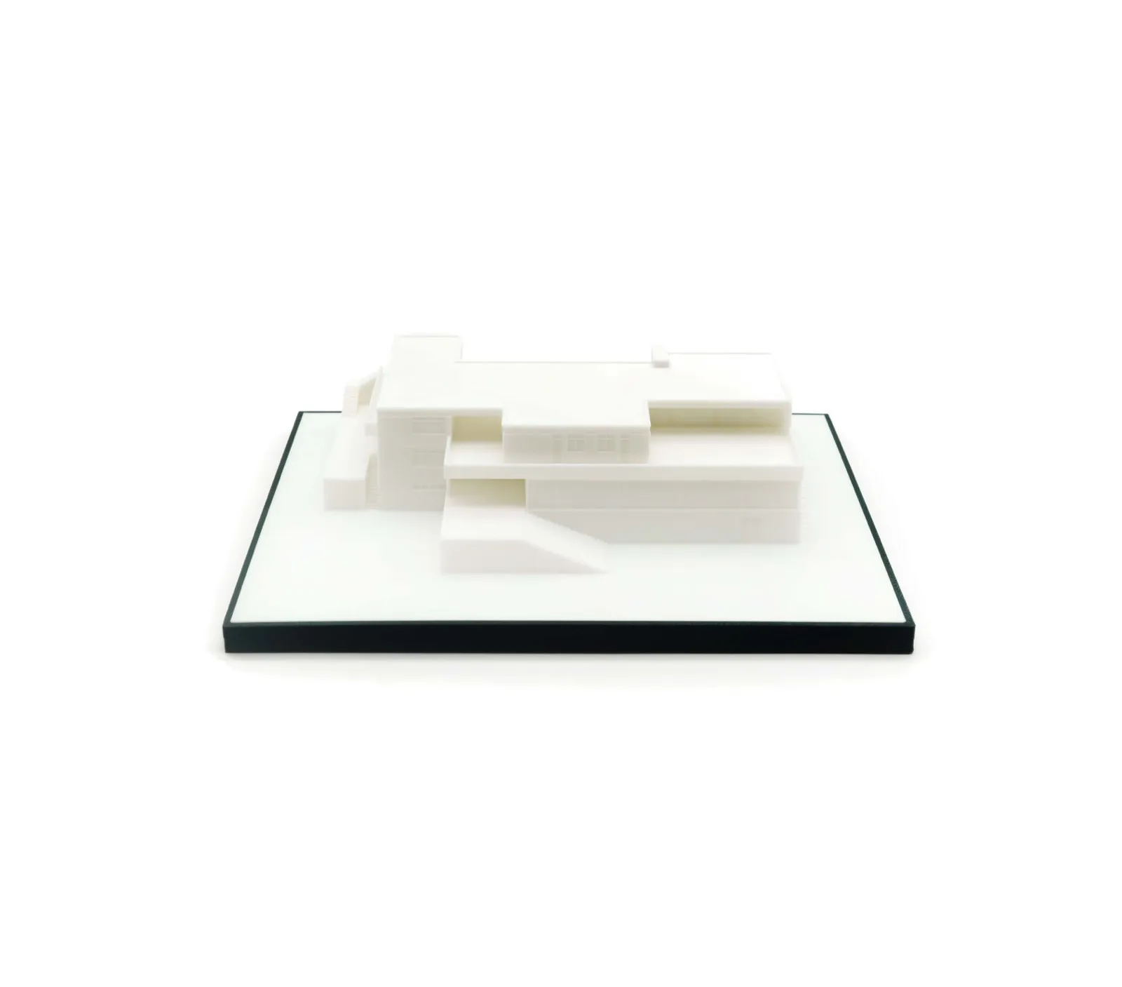 Bílý 3D tištěný model vily Tugendhat — velikost M, na černě lemovaném podstavci